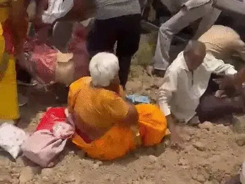 उज्जैन में श्रद्धालुओं से भरी टवेरा पलटी, 9 घायल, मंदिर महंत ने राहत कार्य में संभाली कमान