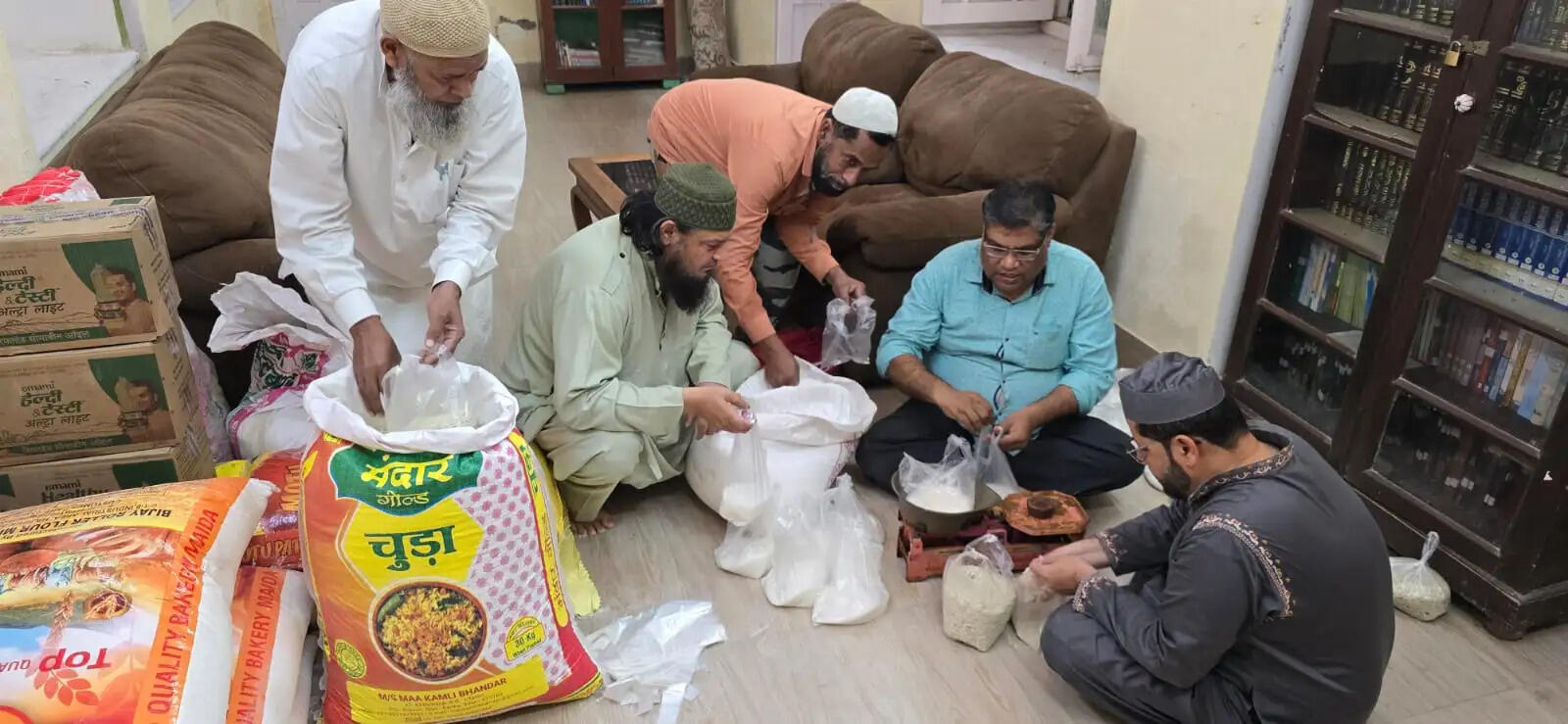 वक्फ 159 के द्वारा 70 परिवारों के बीच होली किट का वितरण