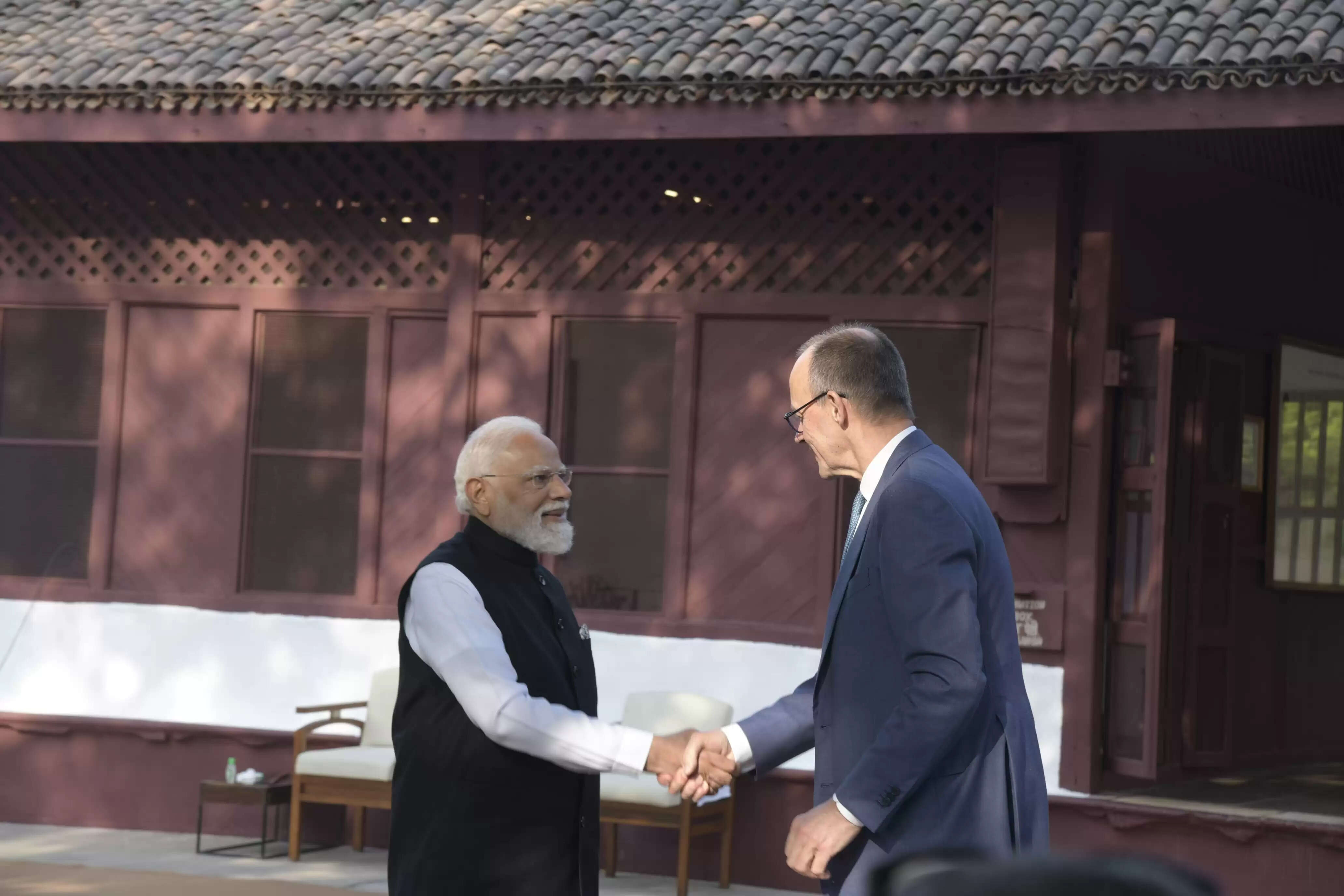 गांधी आश्रम पहुंचे प्रधानमंत्री मोदी और जर्मन चांसलर, महात्मा गांधी को अर्पित की श्रद्धांजलि