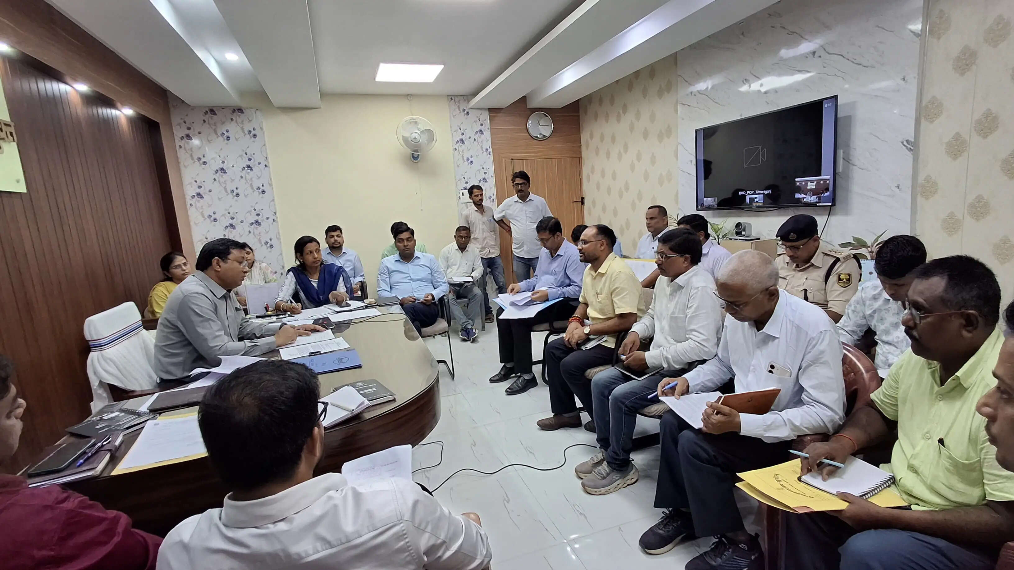जनहित से जुड़े प्रस्तावों के अनुपालन की डीडीसी ने की समीक्षा, अधिकारियों को ससमय कार्रवाई का निर्देश