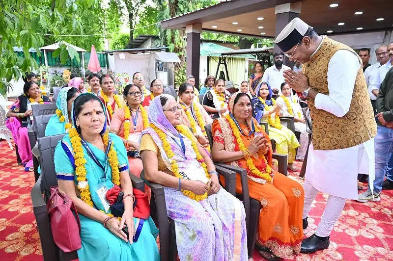 भोपालः वैष्णो देवी जाएंगे बुजुर्ग श्रद्धालु, मंत्री सारंग ने लाभार्थियों को बांटे यात्रा टिकट