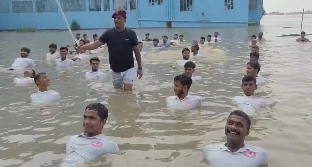 मुश्किल हालात भी नहीं डिगा पाए हौसला, भागलपुर में बाढ़ के 5 फीट पानी के बीच सेना भर्ती की तैयारी में जुटे युवा