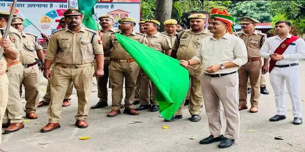 वाराणसी: जिलाधिकारी ने कलेक्ट्रेट से तिरंगा यात्रा को हरी झंडी दिखाकर किया रवाना