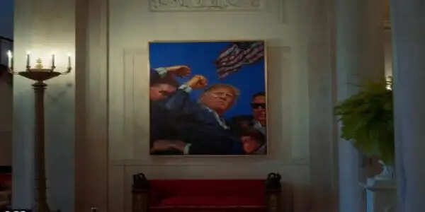 व्हाइट हाउस की सजावट में बदलाव, ओबामा की फोटो के स्थान पर ट्रंप की लगाई गई