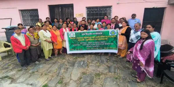 कार्यशाला में ग्रामीणों को दी जानकारी