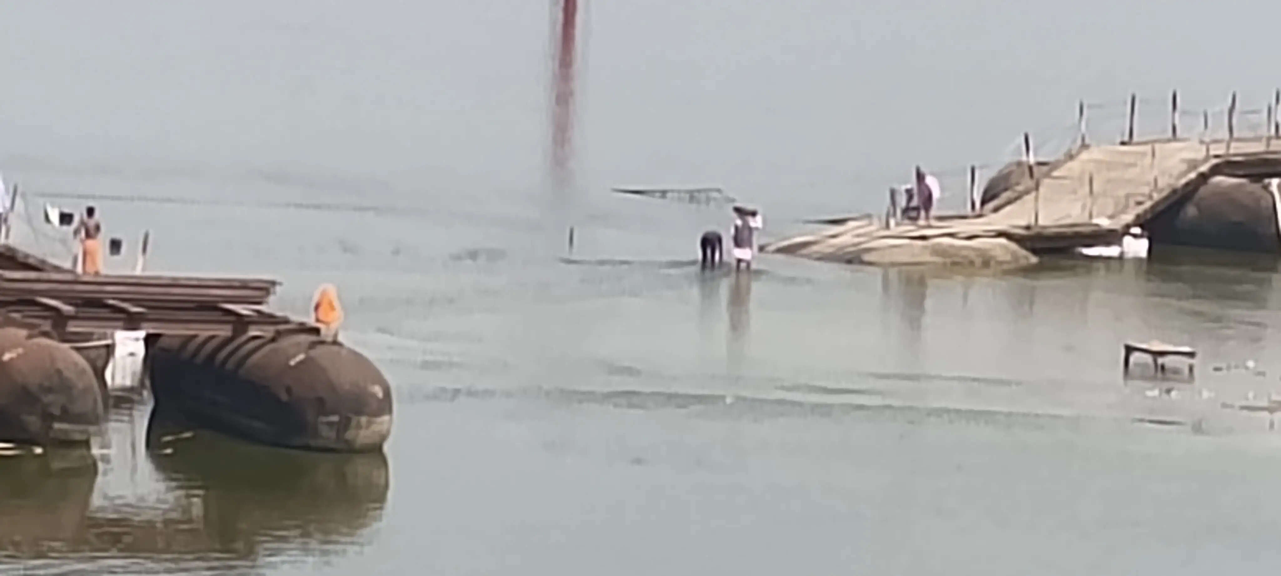 विंध्याचलः पुल पर चढ़ा पानी, राहगीरों को करनी पड़ी ‘जल यात्रा’