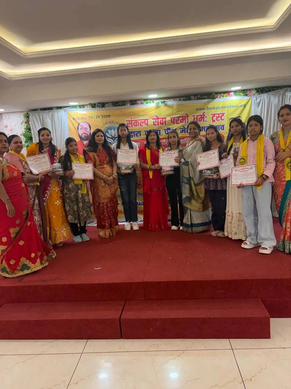 करवाचौथ मेहंदी महोत्सव में सजी हुनर की महफिल, मेयर किरण जैसल ने किया उत्साह वर्धन