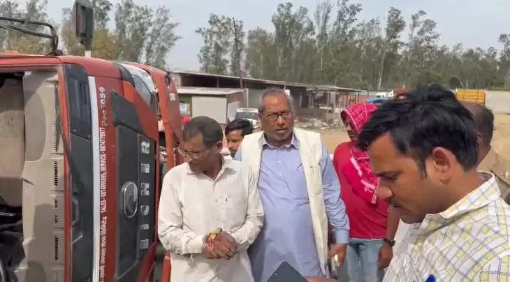 सड़क हादसे की जानकारी पर मंत्री संजय निषाद मौके पर पहुंचे पीड़ितों का कुशलक्षेम लिया