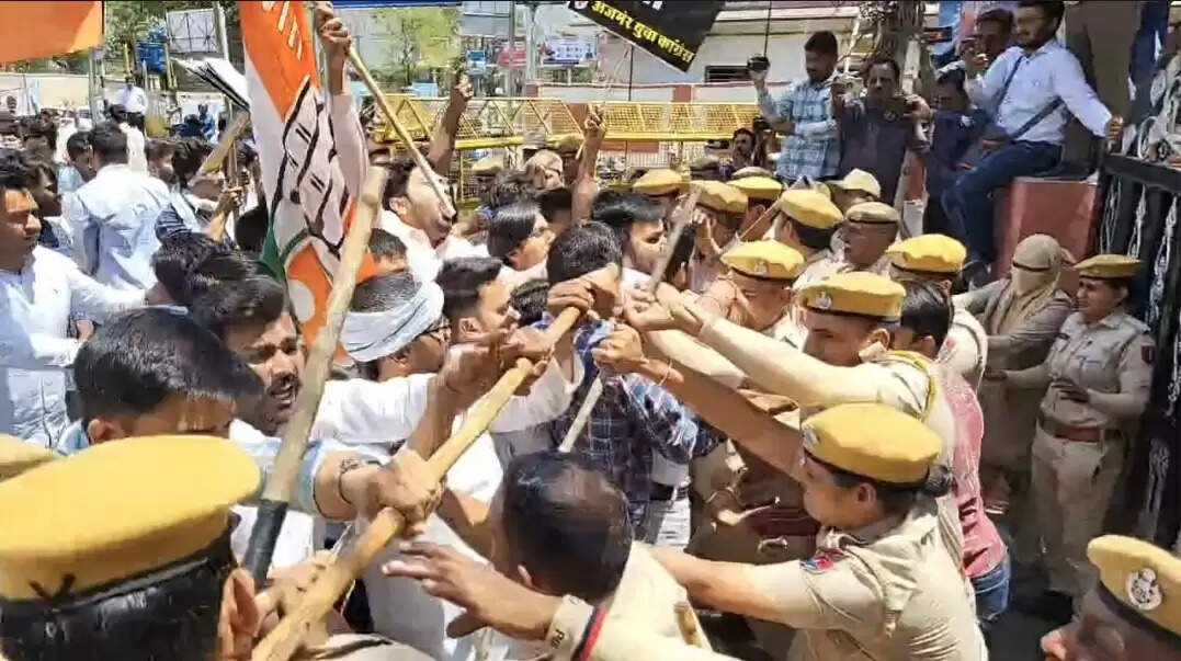 स्मार्ट सिटी कार्य में भ्रष्टाचार के विरोध में यूथ कांग्रेस ने किया कलेक्ट्रेट पर प्रदर्शन