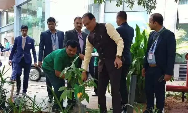 मुख्यमंत्री चौहान ने बैंगलुरू में लगाया आम का पौधा