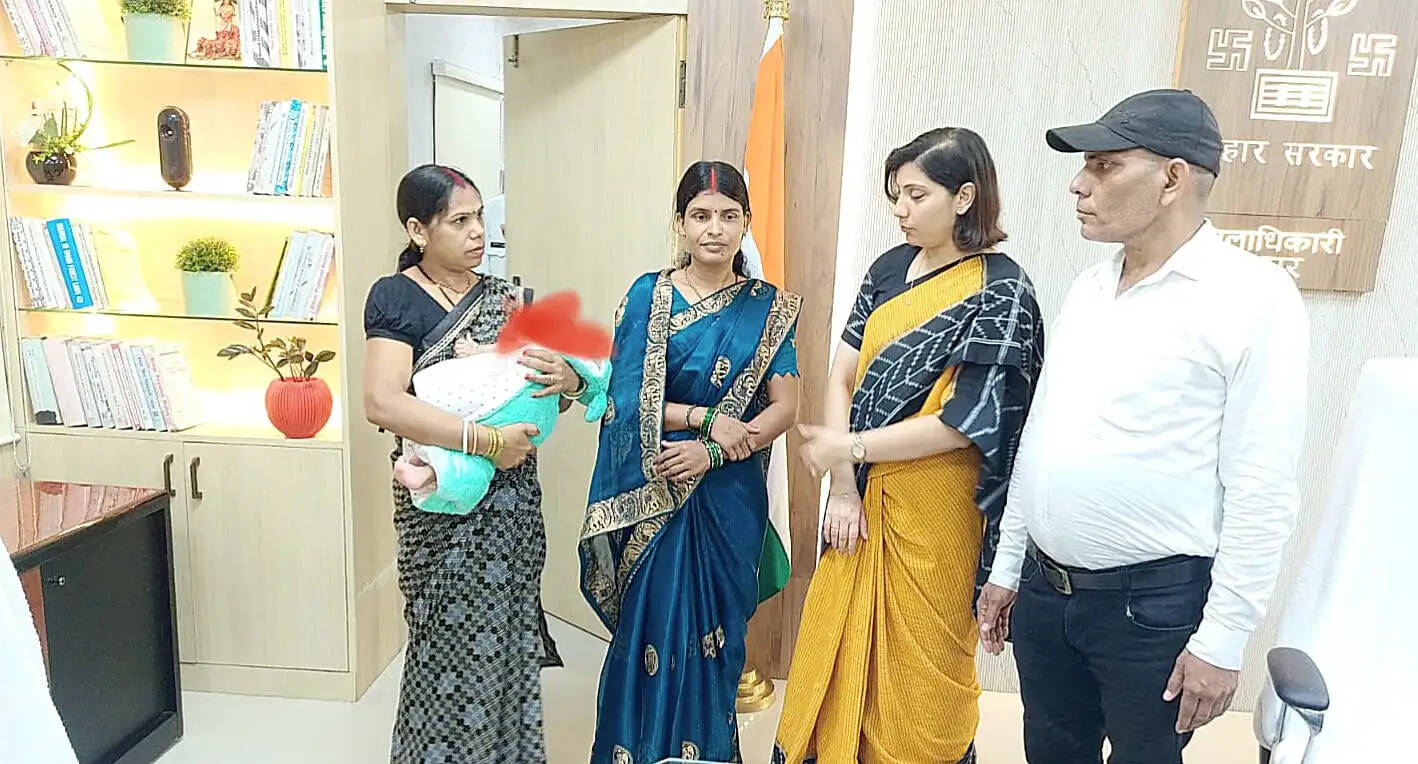भोजपुर की दंपति की भरी गोद, अनाथ बच्चे को मिला मां का आंचल