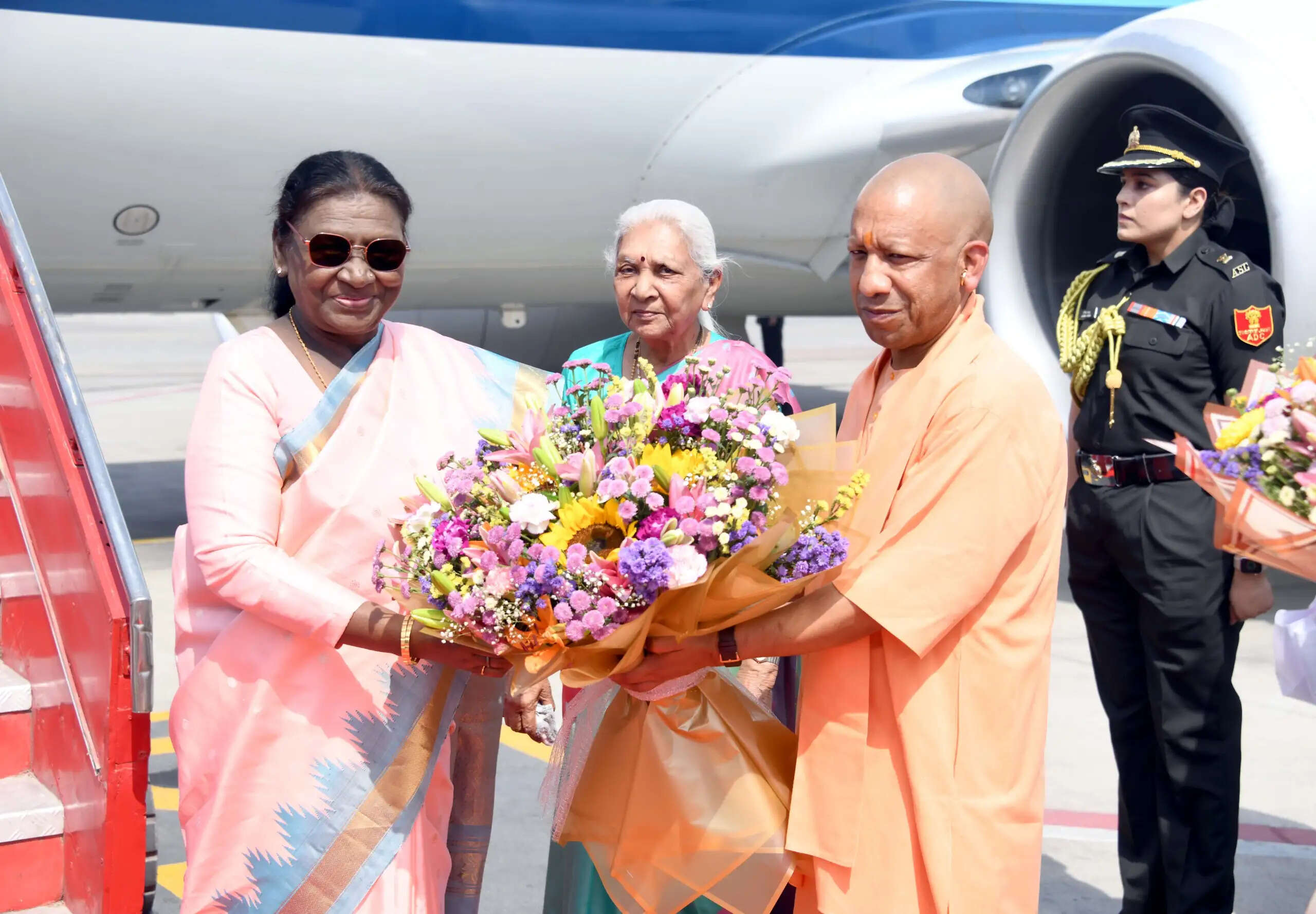 (लीड) राष्ट्रपति ने श्रीराम जन्मभूमि मंदिर में स्थापित किया 'श्रीराम यंत्र', एयरपाेर्ट से मंदिर तक दिखा सांस्कृतिक माहौल