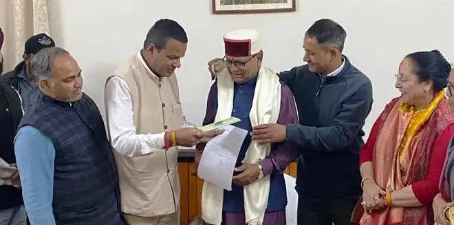 संविदा प्राध्यापकों के नियमितीकरण और वेतनमान का मुद्दा मंत्री खजान दास के समक्ष उठाया