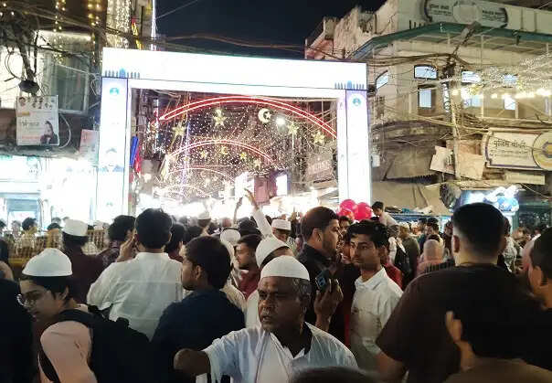 पुरानी दिल्ली में ईद की तैयारियां जोरों पर, खरीदारों से ठसाठस भरे बाजार हुए गुलजार