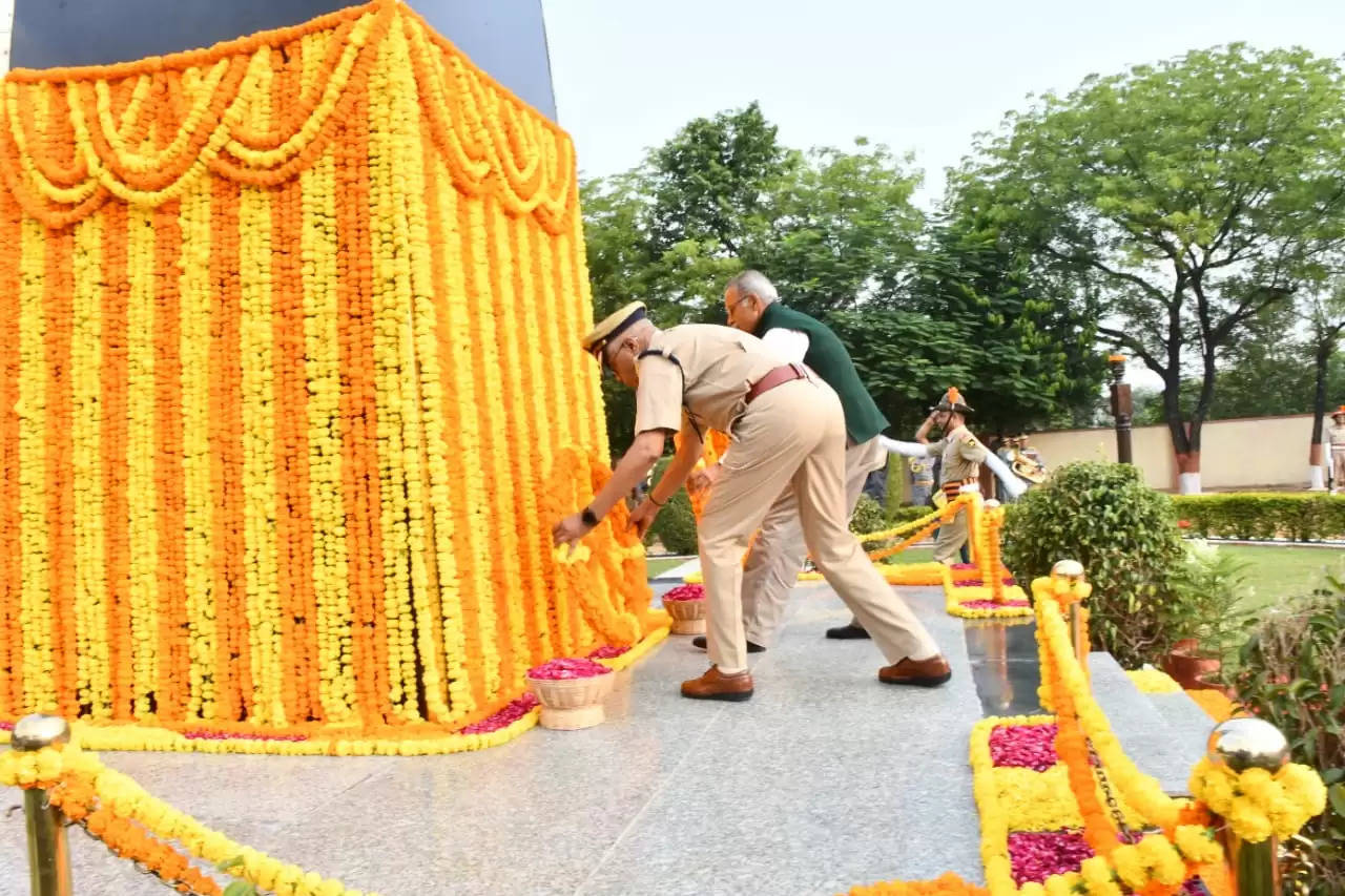 शहीदों के बलिदान से प्रेरणा लेकर देश की सेवा का संकल्प लें: पुलिस महानिदेशक