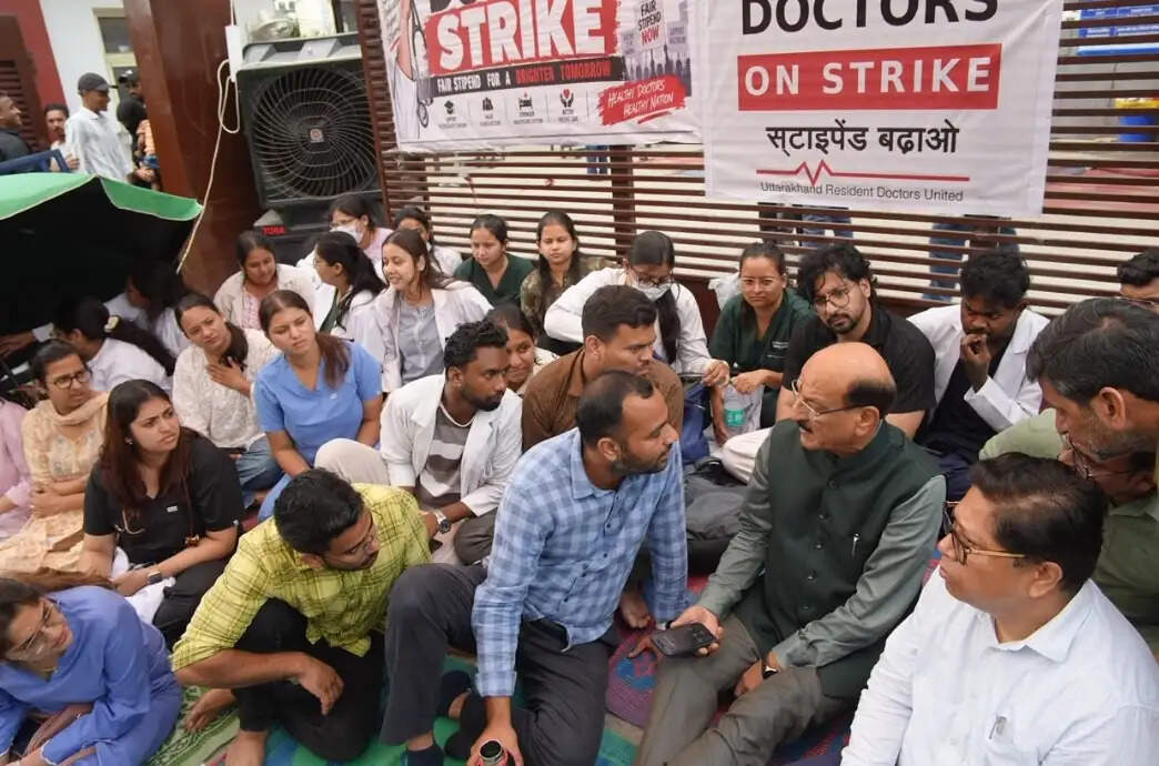 दून अस्पताल के पीजी, एसआर और जेआर डॉक्टरों का स्टाइपेंड बढ़ाने की मांग पर धरना स्थगित