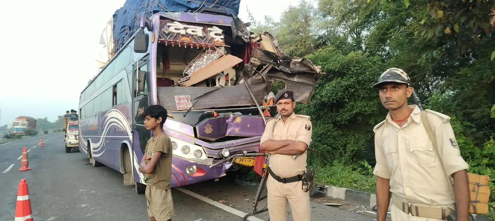 खड़ी ट्रक से टकराई देव ट्रैवल्स बस, खलासी की मौत, आधा दर्जन से अधिक यात्री जख्मी