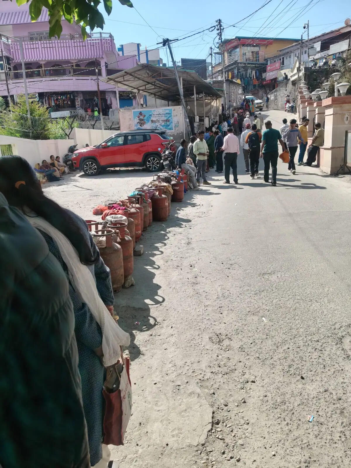 गैस के लिए लंबी कतारें