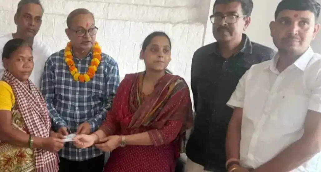 मंदिर के मृत गार्ड के परिजनों को दी गई ०5 लाख की सहायता राशि