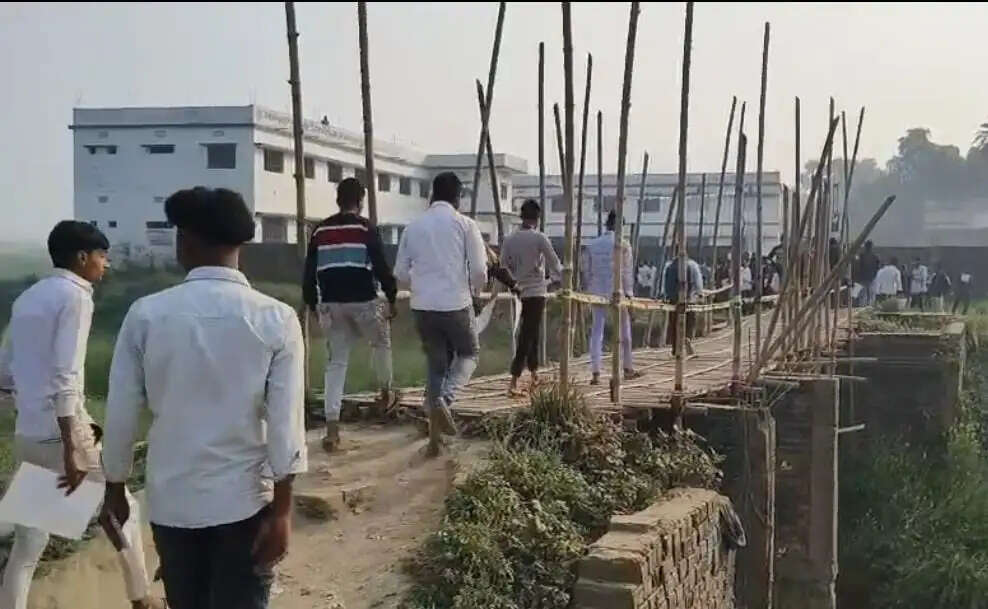 जान जोखिम में डालकर परीक्षा देने को विवश छात्र, 20 फीट खाई के ऊपर चचरी पुल बना सहारा