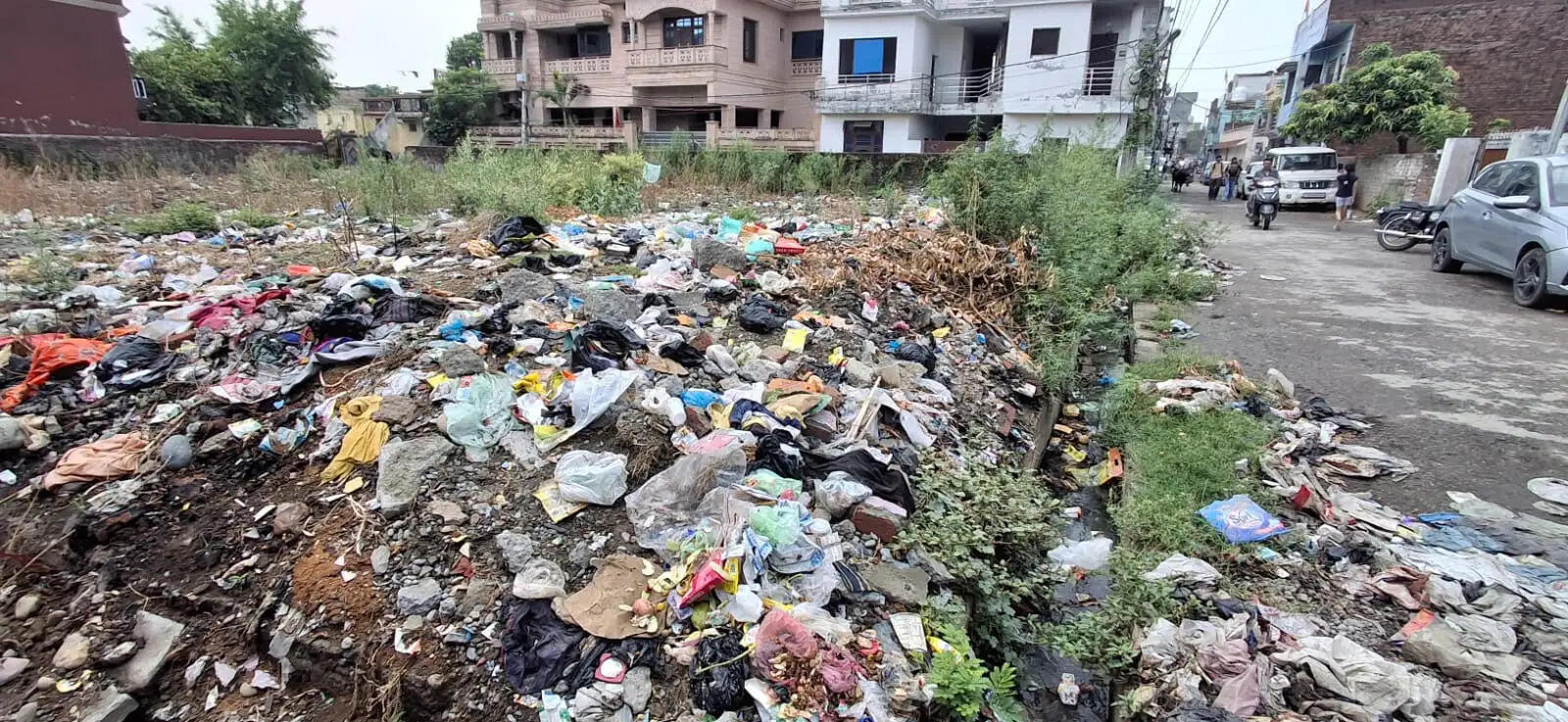 खाली प्लॉट बने गंदगी के अड्डे-नाले जाम, बरसात में मोहल्ले में फैल रहा गंदा पानी, बीमारी का खतरा बढ़ा