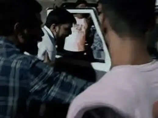 भाेपाल:&nbsp;रानी कमलापति रेलवे स्टेशन परिसर में शराब पीने से रोकने&nbsp;पर&nbsp;जीआरपी जवान की पिटाई,&nbsp;वर्दी फाड़ी