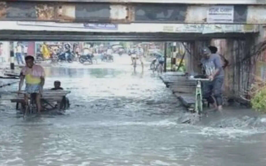 बारिश से शहर के कई इलाकों में जलजमाव
