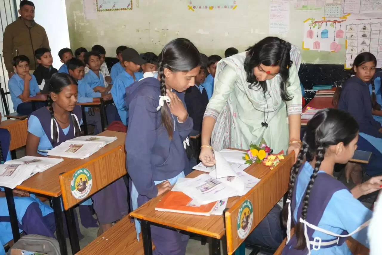 सिवनीः कलेक्टर का औचक निरीक्षण, स्कूलों की व्यवस्थाओं का लिया जायज़ा, बच्चों को दिए करियर मंत्र