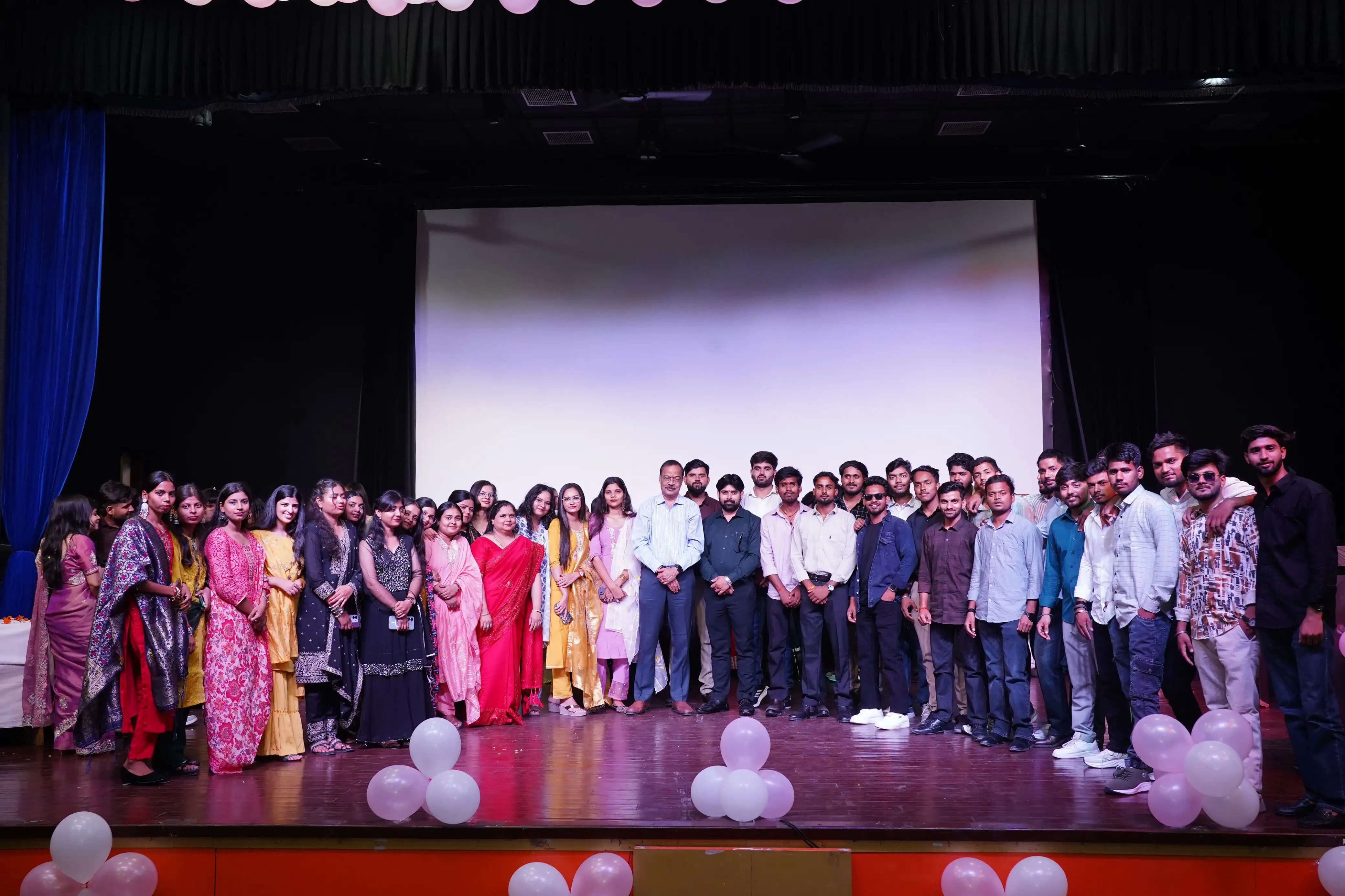 पूर्वांचल विश्वविद्यालय में व्यावसायिक अर्थशास्त्र विभाग का फेयरवेल कार्यक्रम “सफर” आयोजित