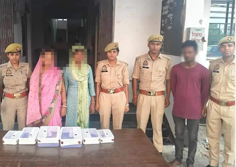 टैंपो से मंगलसूत्र चोरी के मामले में दो महिलाओं समेत तीन गिरफ्तार