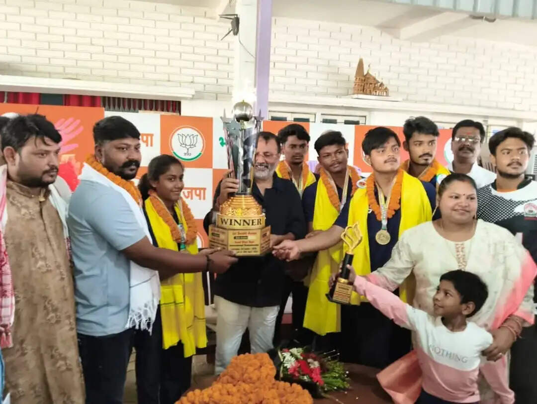 निशिकांत दुबे ने अंतरराष्ट्रीय खिलाड़ियों को किया सम्मानित