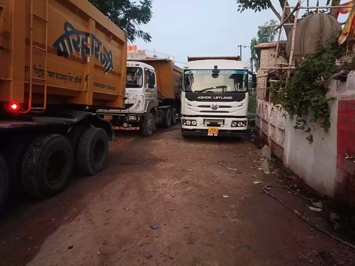 रेलवे क्रासिंग पर ट्रक का टूटा एक्सल, पांच घंटे तक जाम में फंसे रहे वाहन