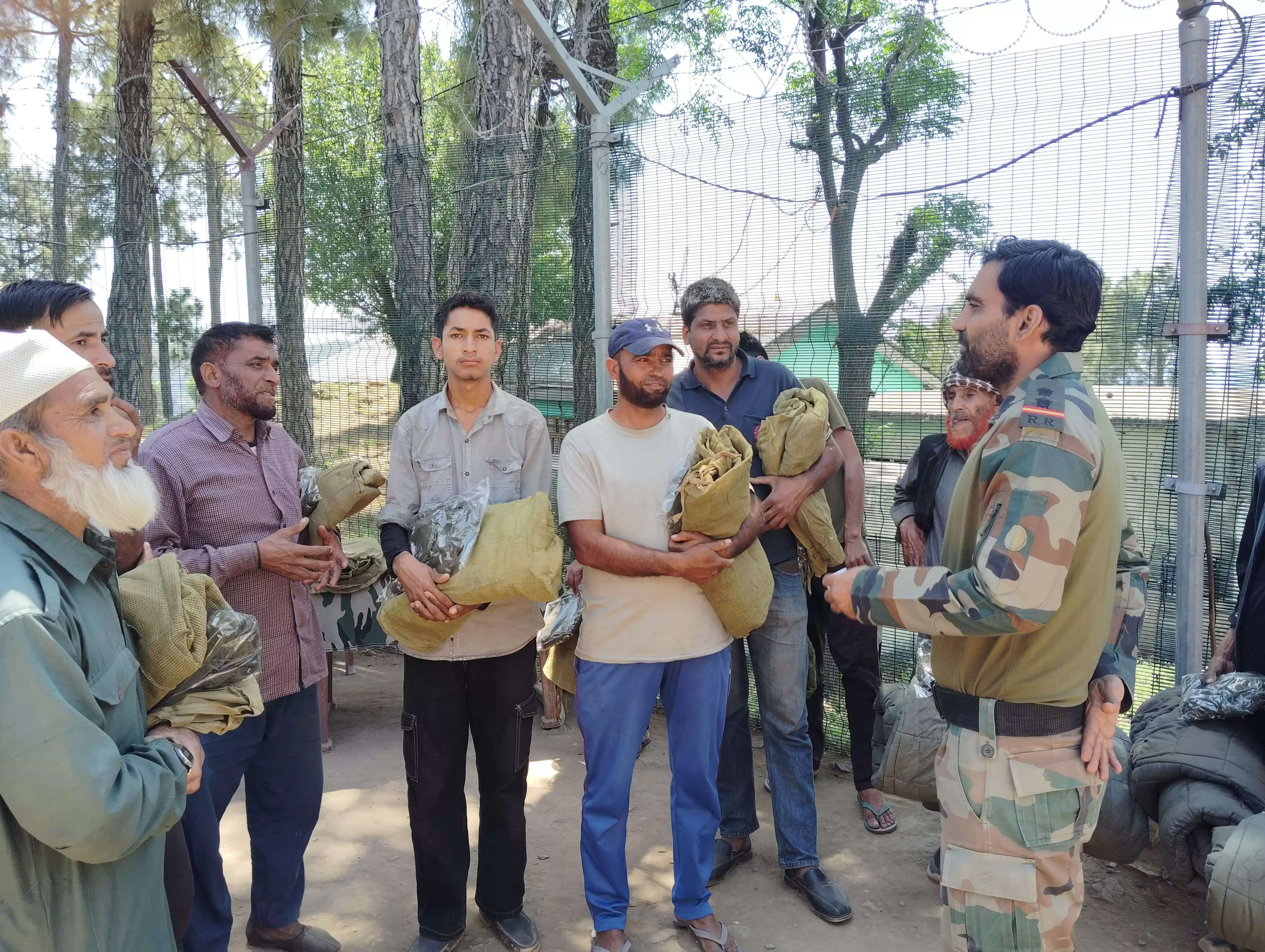 सर्दियों के कपड़े और स्वास्थ्य किट वितरित किए