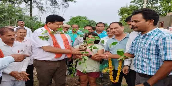 संस्कारों से ही राष्ट्र निर्माण, पौधरोपण भी जीवन में जरूरी-कलेक्टर शेखावत