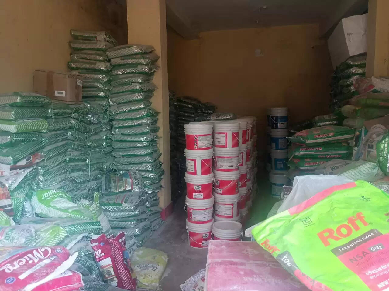 रामगढ़ में बिक रहा था एशियन पेंट का नकली प्रोडक्ट, टीटू हार्डवेयर के गोदाम पर पड़ा छापा