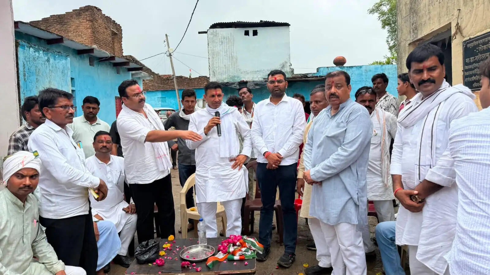 दतिया उपचुनाव: जीतू पटवारी ने किया जनसंपर्क, कांग्रेस प्रत्याशी के समर्थन में वोट की अपील