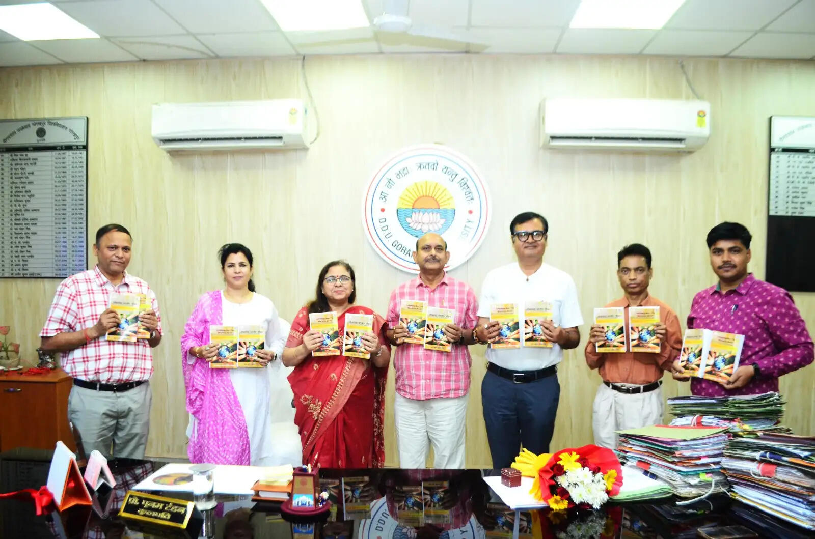 गोरखपुर विश्वविद्यालय : कुलपति प्रो. पूनम टंडन ने किया ’भारतीय मॉडल’ विषयक पुस्तकाें का विमोचन