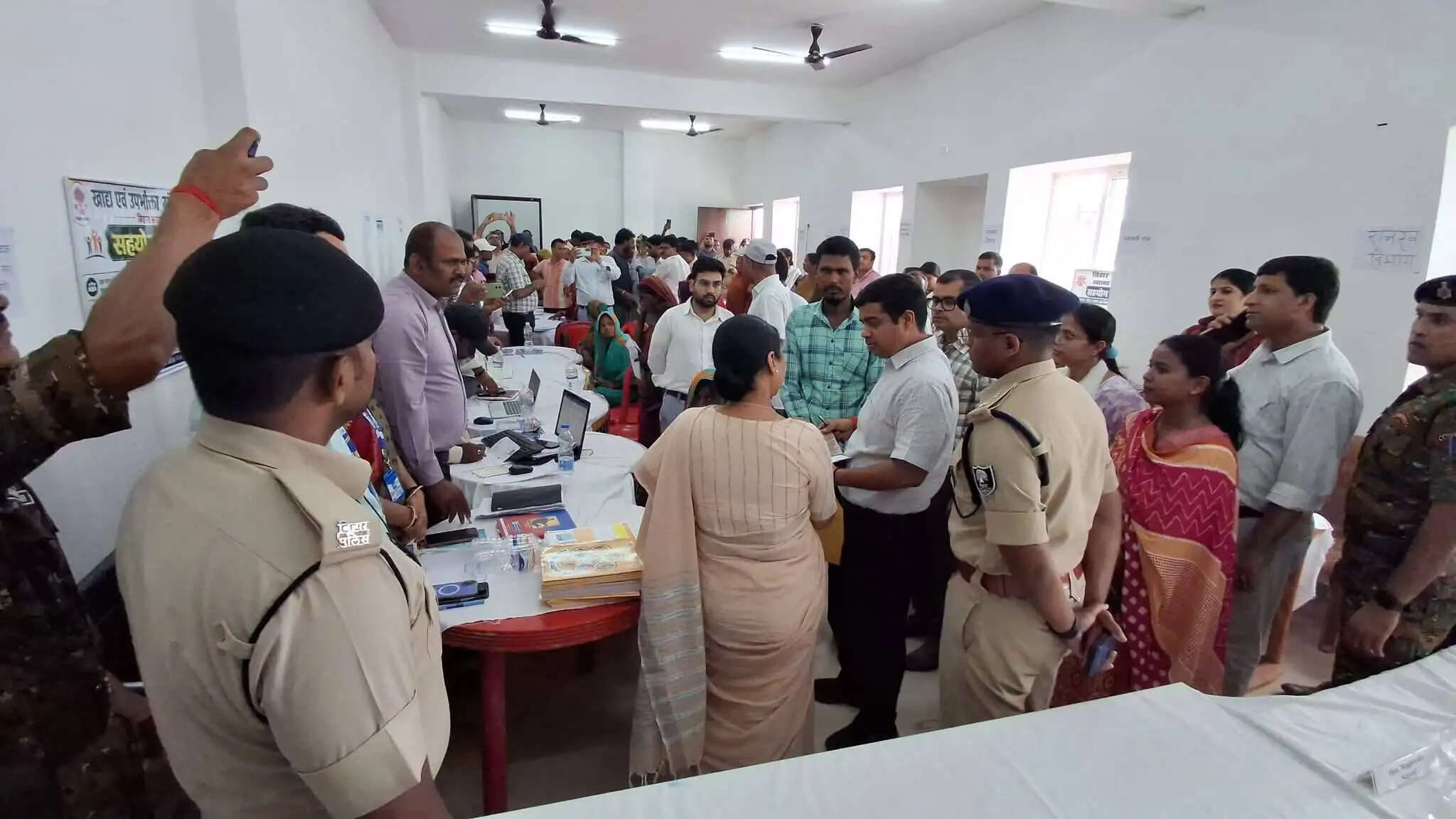 सुपौल में प्रभारी सचिव ने सहयोग शिविरों का किया निरीक्षण, योजनाओं के क्रियान्वयन की समीक्षा