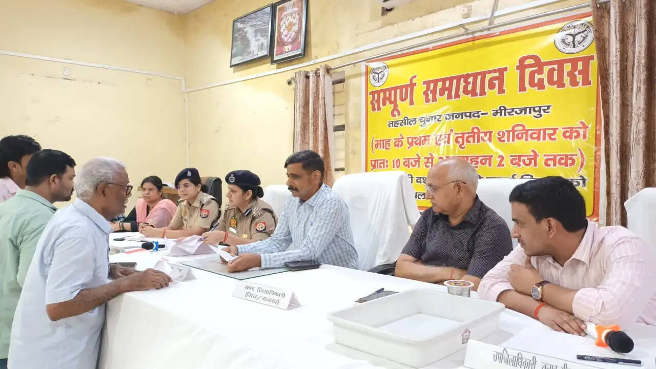 समाधान दिवस में अफसरों ने सुनीं फरियाद, शिकायत निस्तारण में लापरवाही पर कार्रवाई की चेतावनी