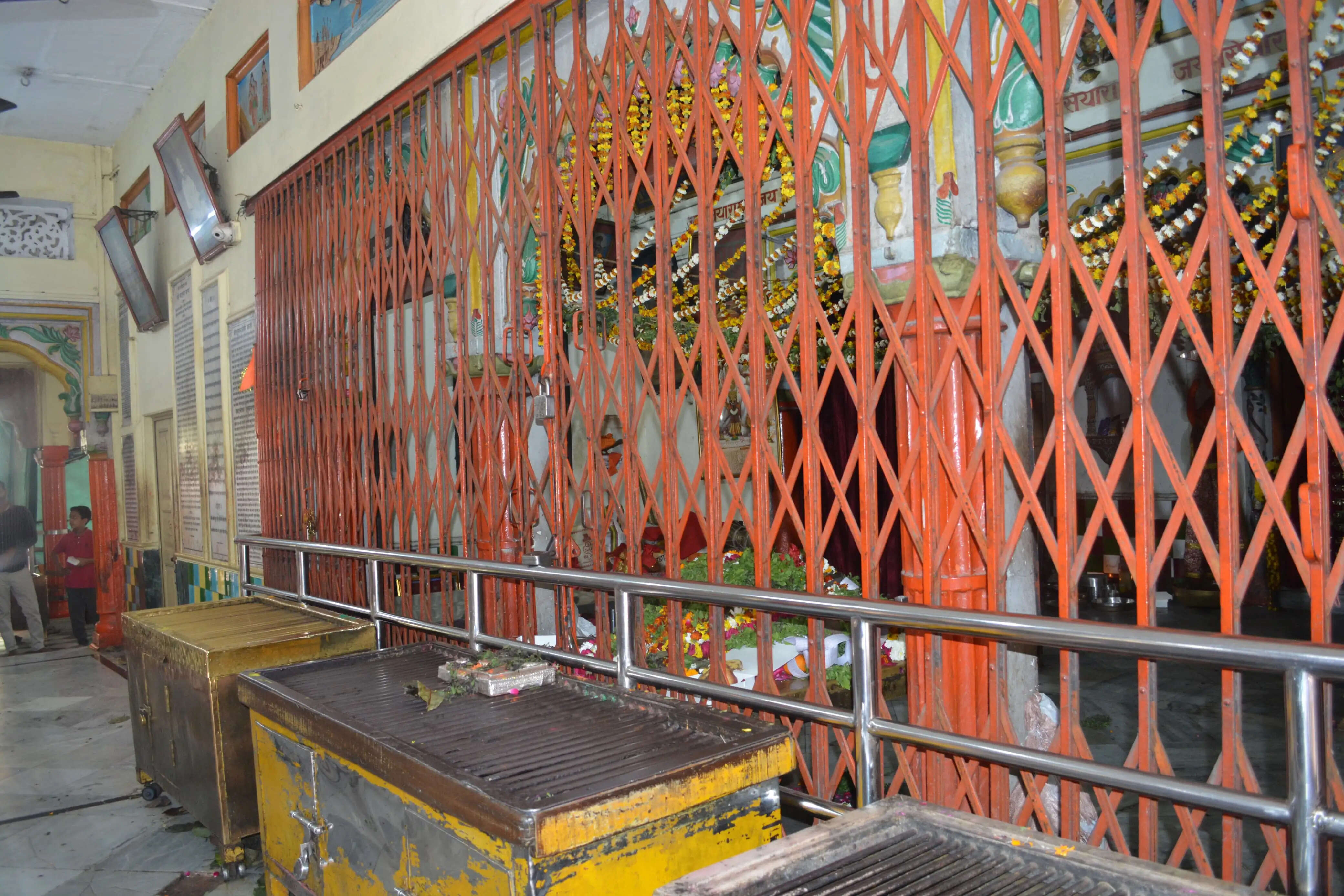 चंद्रग्रहण के सूतक काल में सुबह 09 बजे से ही संकटमाेचन सहित अन्य मंदिरों के कपाट बंद