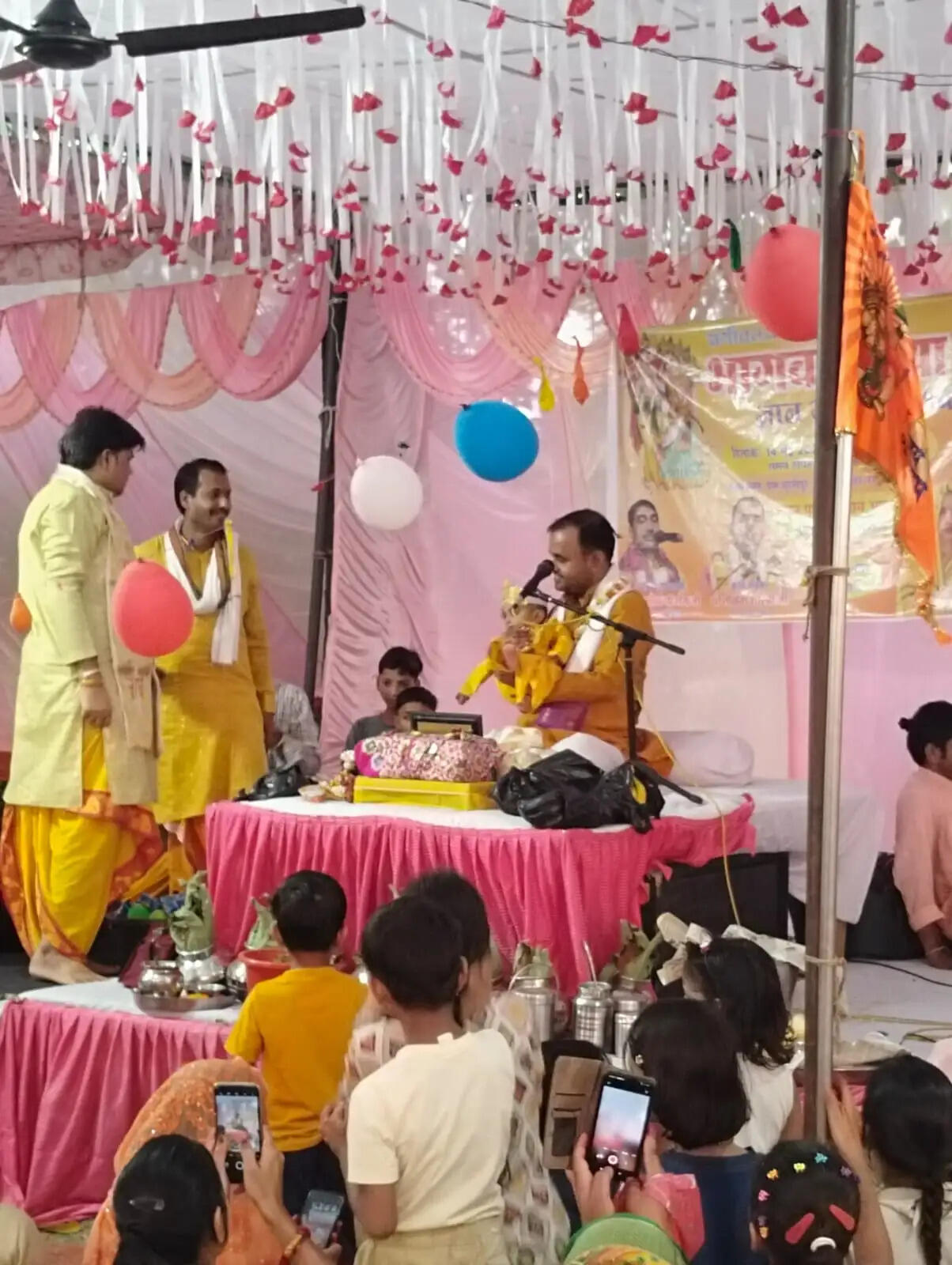 कृष्ण जन्म होते ही जयकारों से गूँजा पंडाल