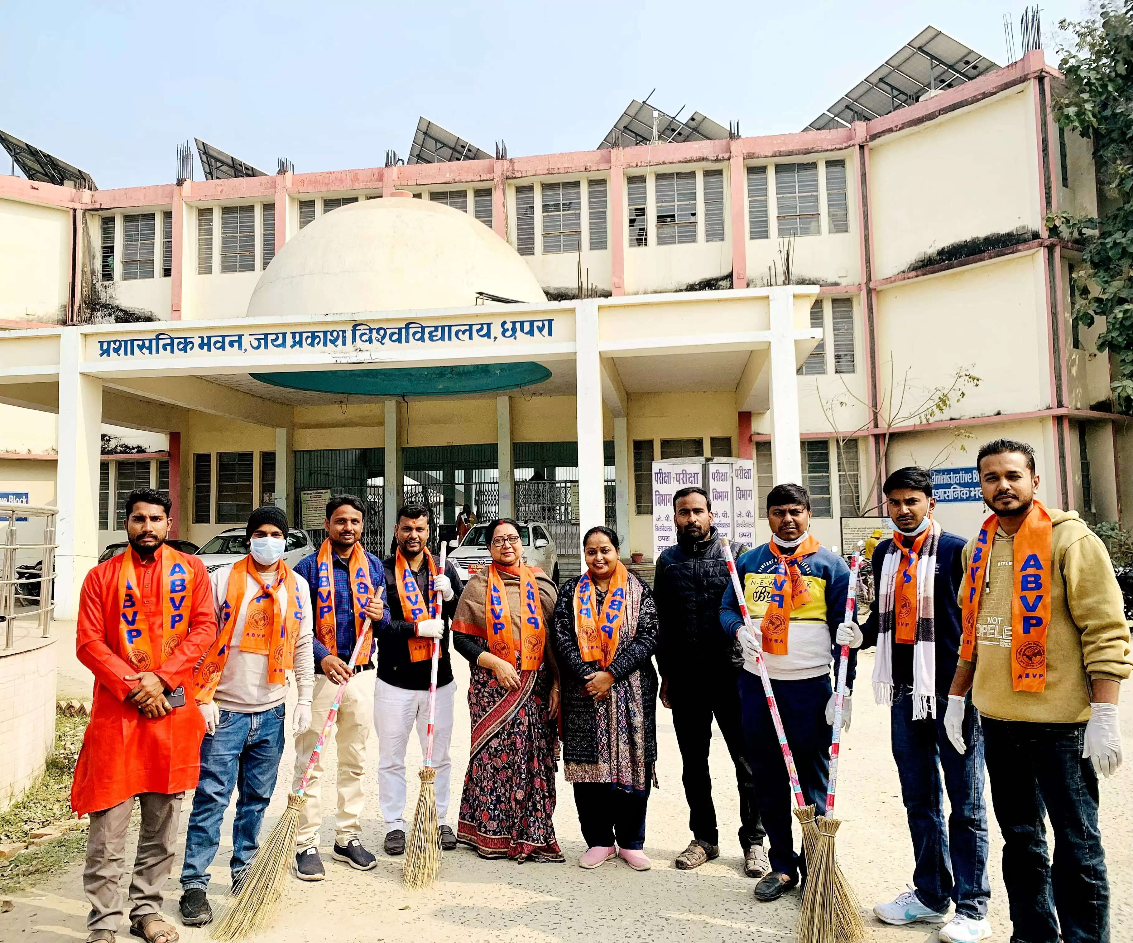 अभाविप कार्यकर्ताओं ने जेपीयू विश्वविद्यालय परिसर में चलाया स्वच्छता अभियान