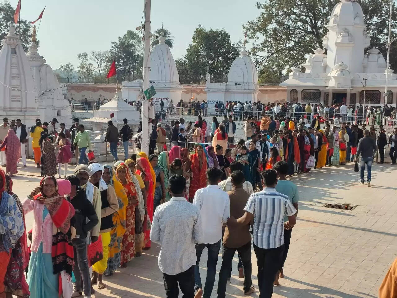 अनूपपुर: नववर्ष में अमरकंटक में श्रद्धालुओं ने लगाई आस्था की डुबकी, मां नर्मदा का किया दर्शन