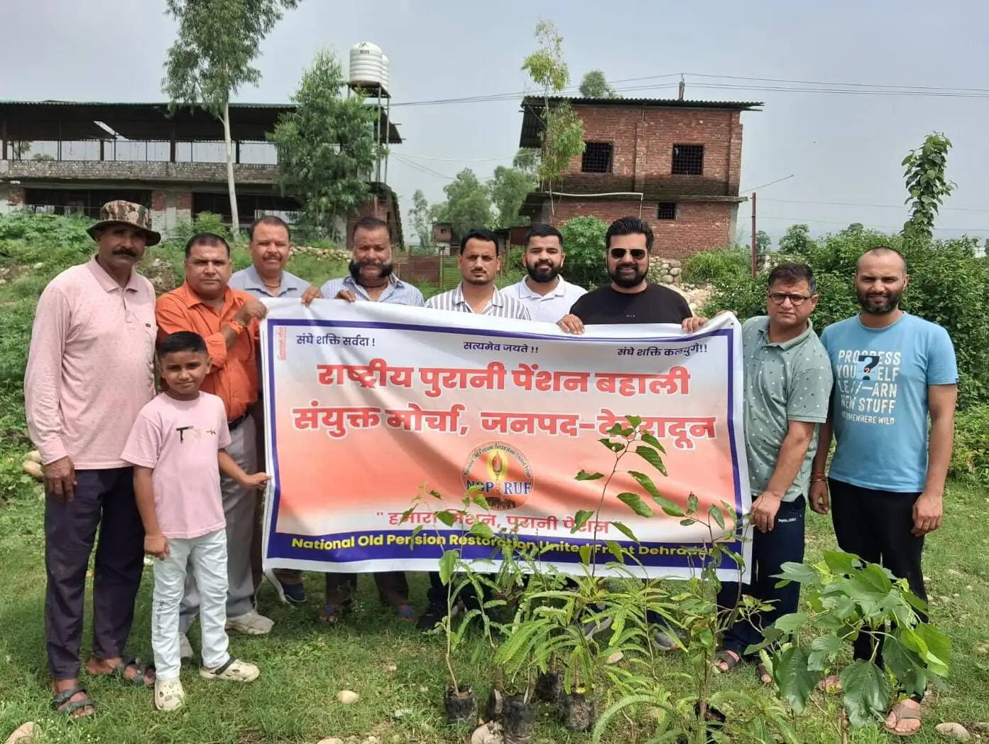 'एक पौधा पुरानी पेंशन बहाली के नाम' कर्मचारियों ने किया पौधरोपण
