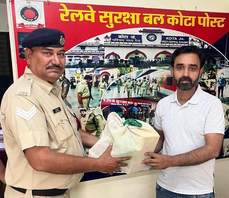 रेलकर्मियों की एक फोन कॉल ने लौटा दी यात्री की अमानत : ऑपरेशन अमानत एक बार फिर सार्थक
