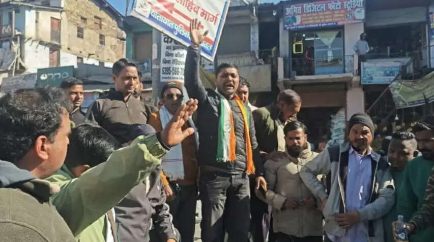 सीबीआई जांच और दोषियों को फांसी की मांग, कांग्रेस ने किया विरोध प्रदर्शन