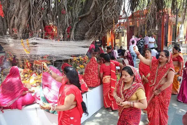 वट सावित्री व्रत पर खटलापुरा मंदिर में उमड़ी श्रद्धा, महिलाओं ने पति की लंबी आयु की कामना की