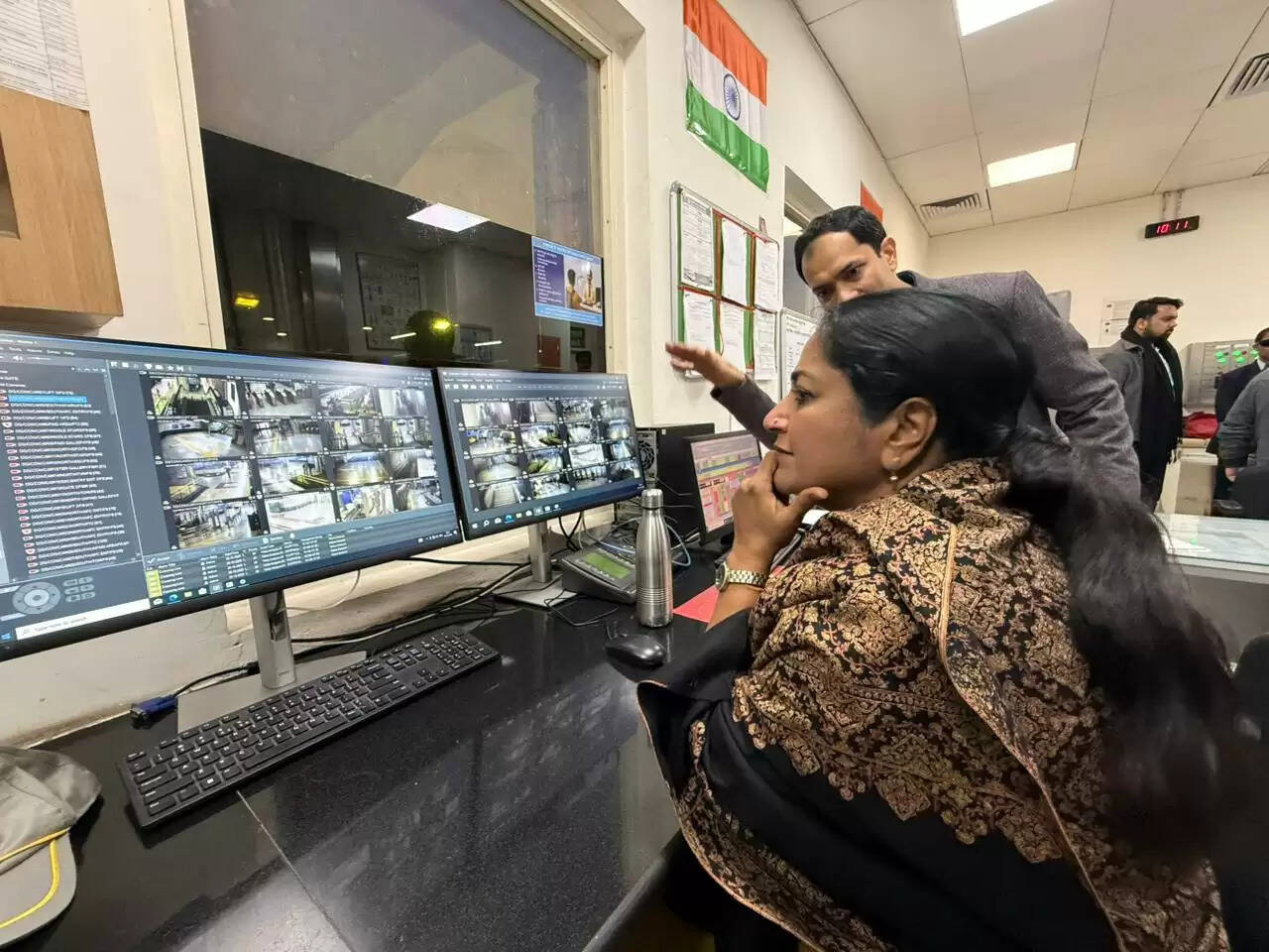 दिल्ली के सभी एलिवेटेड मेट्रो स्टेशनों पर प्रदूषण नियंत्रण व्यवस्था लागू : रेखा गुप्ता