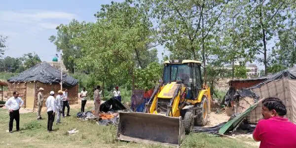 अवैध कब्जों पर फिर चला बुलडोजर, लालपानी में सरकारी भूमि अतिक्रमण मुक्त
