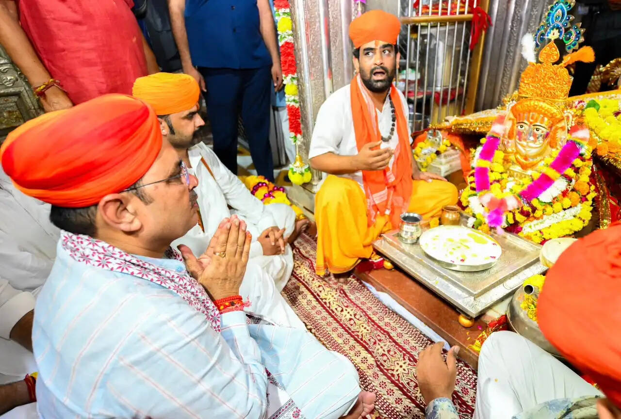 बाबा रामदेव की शरण में पहुंचे मुख्यमंत्री, पावन समाधि पर की पूजा-अर्चना